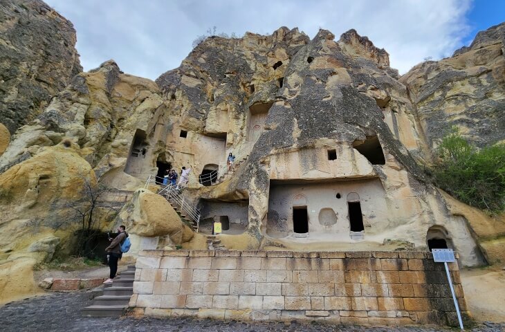 Göreme Açık Hava Müzesi’nde kayalara oyulmuş çok katlı yapı kompleksi. Yemekhane, depo ve kiler bölümleri içeren alan ziyaretçilerin gezisine açık.